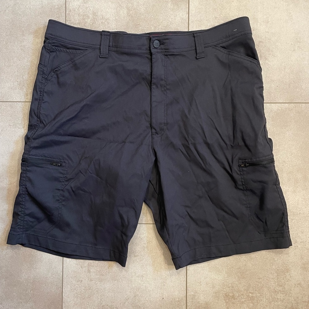 Wrangler, Black Cargo Shorts with Relaxed Fit and Lightweight Fabric, Sz 40,